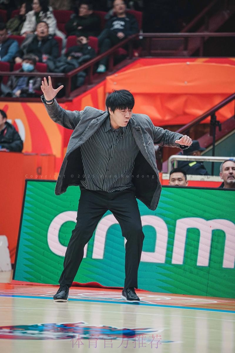 山东男篮分享邱彪采访片段：感谢球员的坚守，胜利属于每一个人